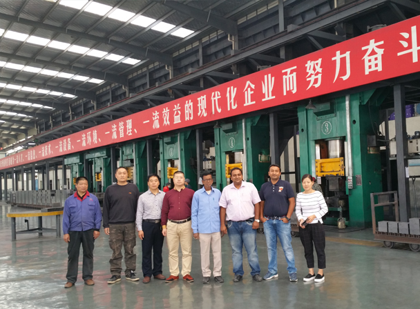 客戶(hù)參觀鎂碳磚現(xiàn)場(chǎng)